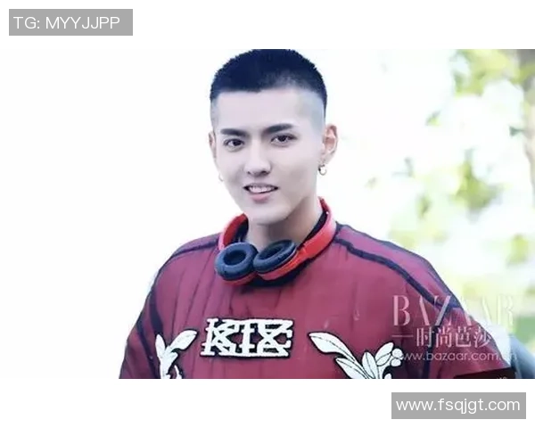 寸头足球星展现阳刚魅力尽显运动风采引领年轻人潮流趋势