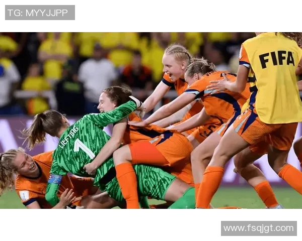 和女足球星合照的她是谁 揭开神秘人物背后的故事与身份